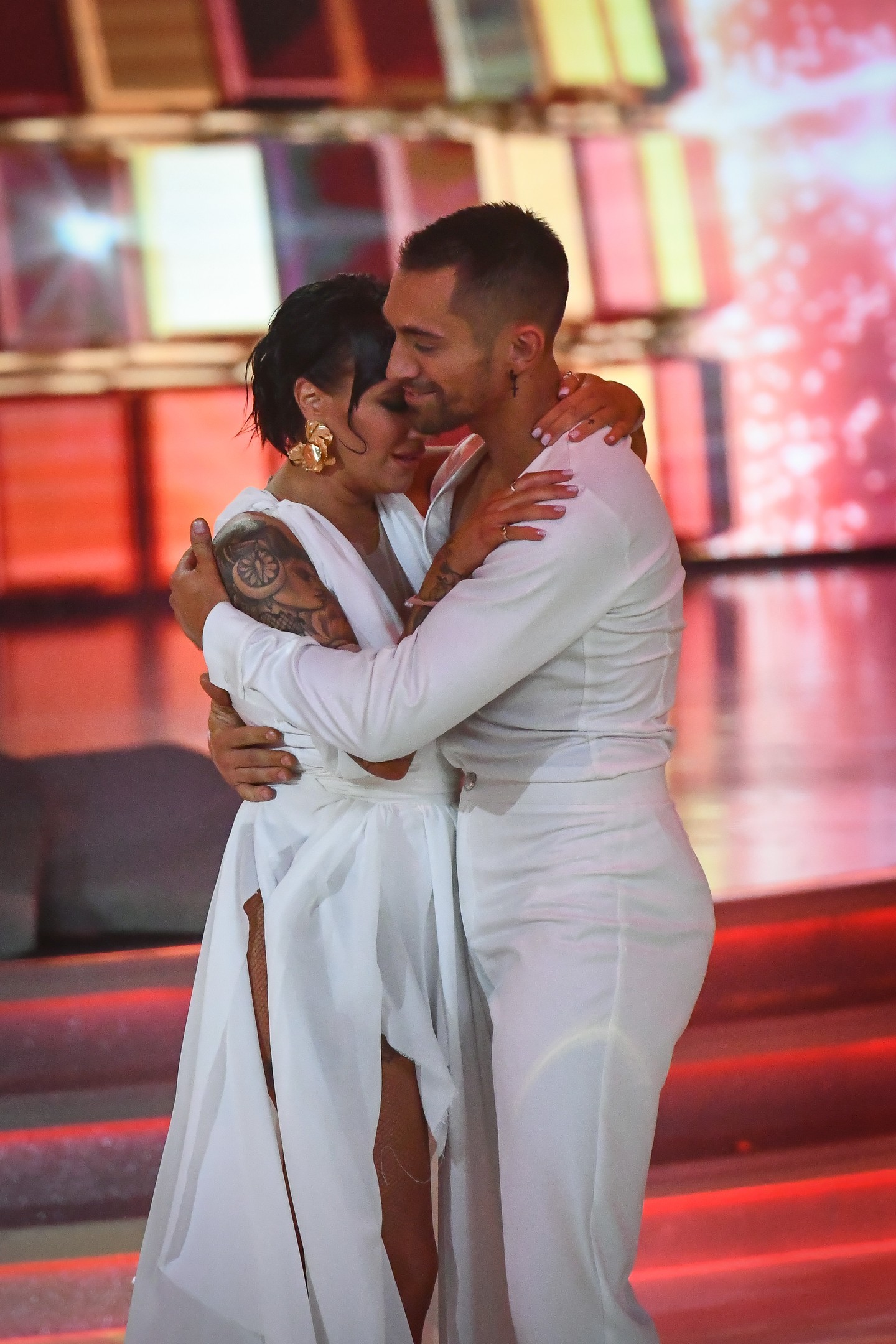 Szoros ölelésekből nincs hiány a produkciókon kívül sem. 