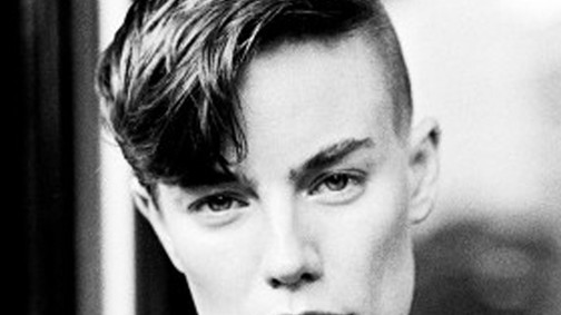 Férfiként folytatja a szexi szőkeség a modellkedést