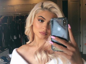 Kylie Jenner olyat pucsít ebben a lakkbőr miniben, hogy húúú