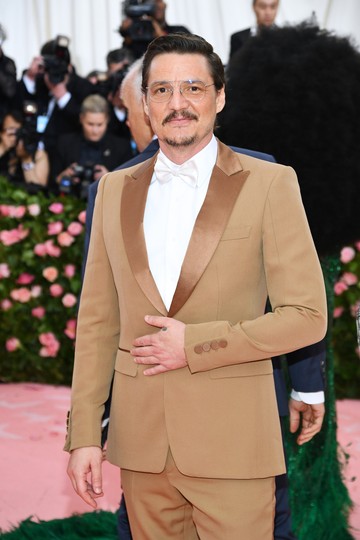Pedro Pascal a 2019-es Met-gála vörös szőnyegén. Első pillantásra úgy tűnhet, mintha elegánsan végig simítaná barna Burberry öltönyét, valójában azonban szorongását szeretné kezelni.