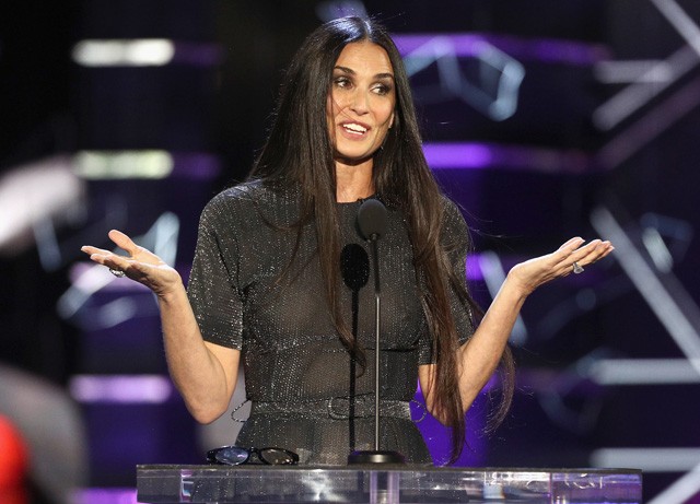 Demi Moore melltartó nélkül