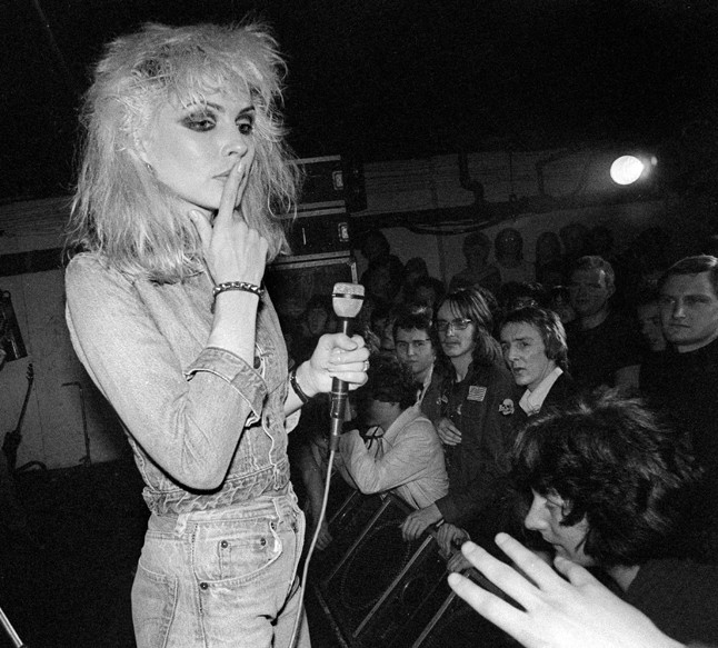 Csak farmer, a koptatott farmermánia előtt Debbie a színpadon formálja a trendet