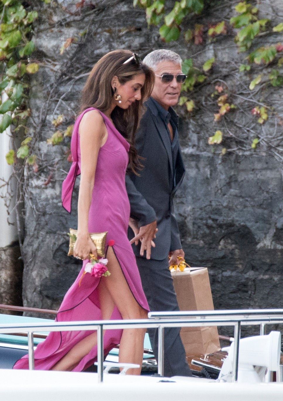 Amal Clooney ezúttal egy merész, mégis elegáns szettet választott