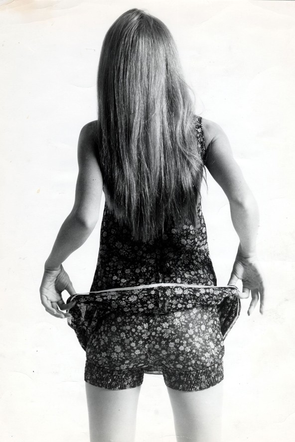 Az elasztikus fehérnemű szó szerint a virágkorát élte a 60-as években: a hippis virágminta a bugyikon is felbukkant, és – főleg téli viseletnek – a száras bugyik is divatba jöttek.