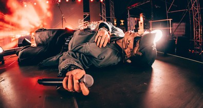 Jegyezd meg ezt a nevet, mert az ő dalait fogod legközelebb dúdolni, és egy rejtélyt is megfejthetsz