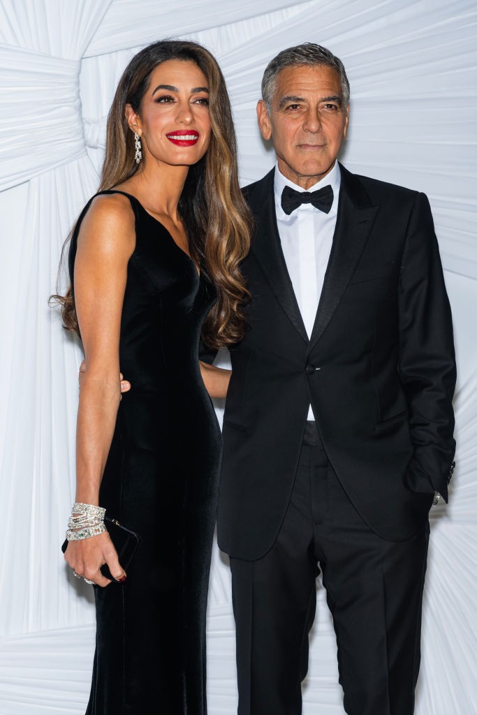 17 év választja el a világhírű színészt és az emberi jogi ügyvédet, akik 2014-ben házasodtak össze. George Clooney sokáig agglegény hírében állt, de Amal Clooney megváltoztatta az életét, és ma már egy ikerpár boldog szülei.