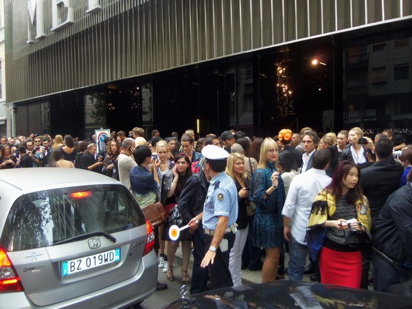 Hatalmas tömeg akart bejutni a bemutatóra