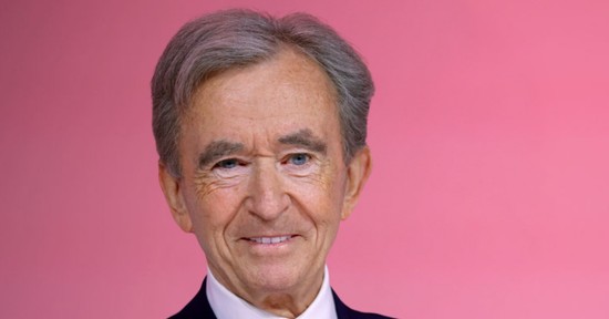 Egy férfi uralja Carrie Bradshaw gardróbját – és még csak nem is hallottál róla. Ki az a Bernard Arnault?