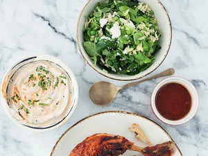 Könnyű és isteni finom: Csilis-pestós sültcsirke mentás joghurttal