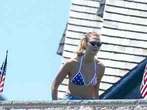 Bikini Amerika! - A sztárok nemzeti színű fürdőruhában pancsoltak