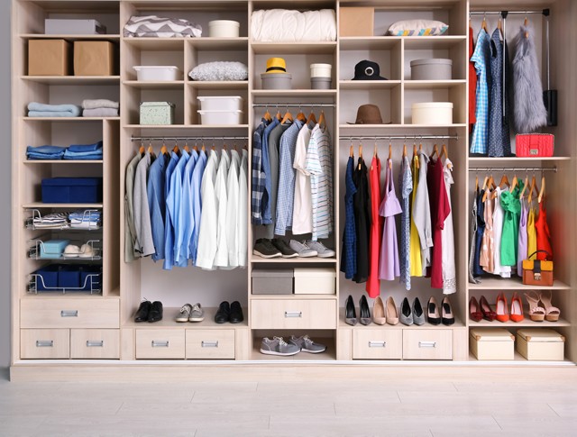 Így tartsd rendben a ruhásszekrényed, hogy könnyebben elkészülj reggel