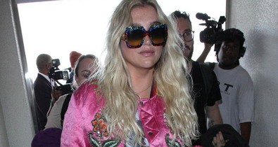 Kesha hivatalosan is Jared Leto női mása ebben a szettben