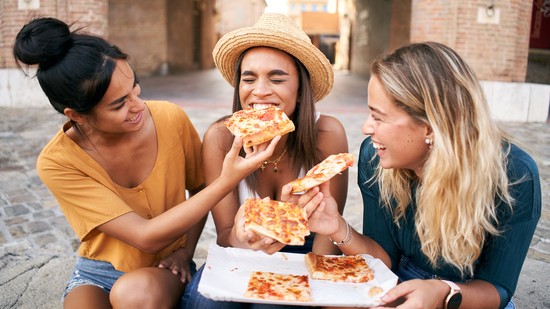 Te is minden alkalommal megvárod, amíg más enni kezd? Ez a pszichés oka