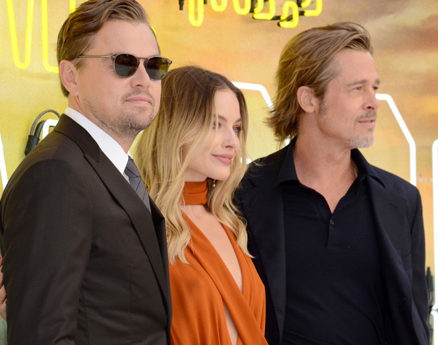 Margot Robbie gyönyörű, de hiába ha ott áll mellette a két legsármosabb férfi, Brad és Leo