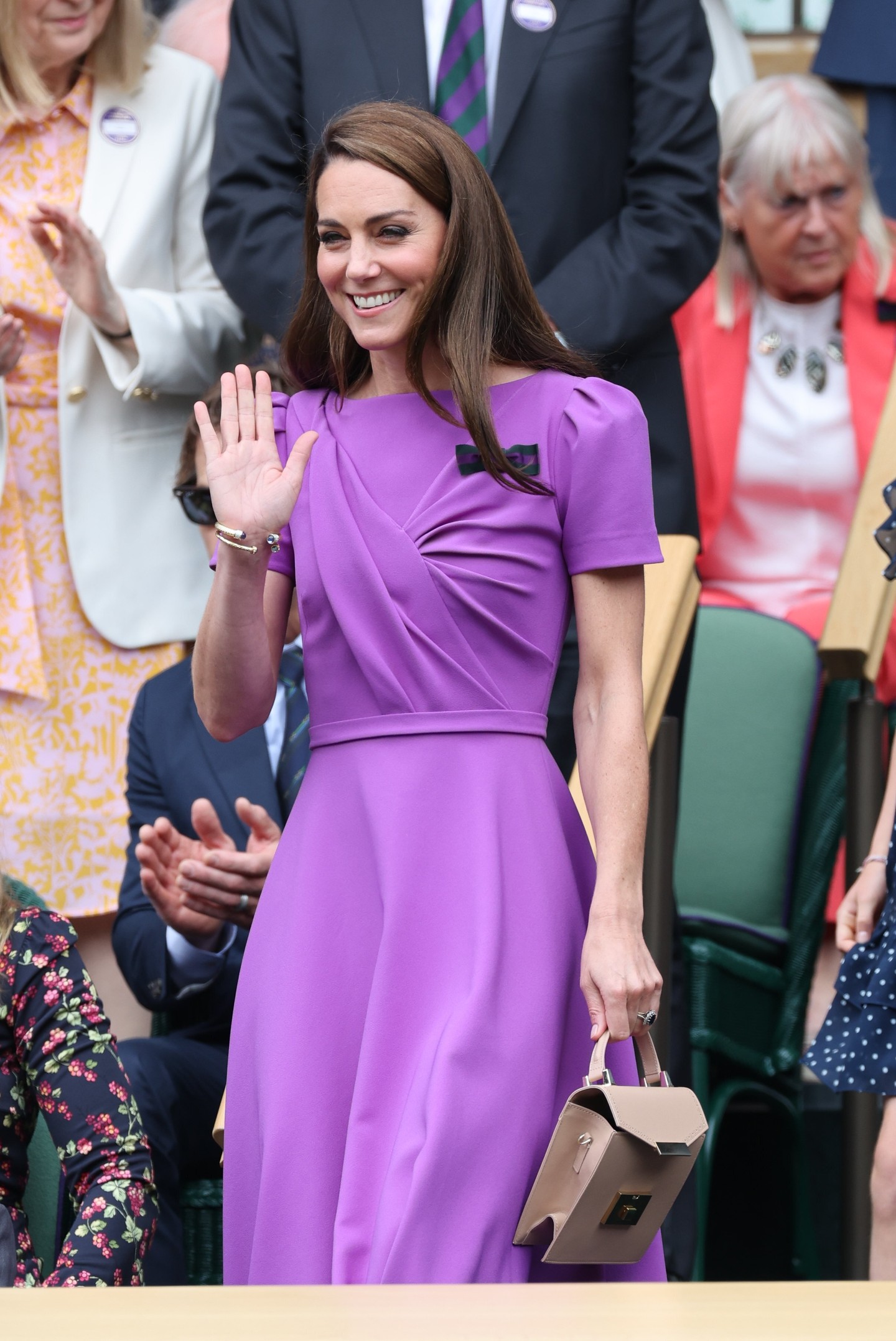 Katalin hercegné 2024-ben kemoterápiás kezeléseinek idején jelent meg a wimbledoni tenisztorna döntőjében ebben az álomszép lila Safiyaa kreációban. 