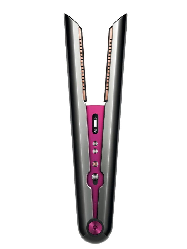 *Szakál Réka, szépségrovatszerkesztő*Corrale vezeték nélküli hajformázó DYSON dyson.huBár korábban sosem tartoztam azok közé, akik nap, mint nap nekiállnak hajat hullámosítani, vagy éppen szögegyenesre kivasalni, mióta megismertem ez az innovatív Dyson hajformázót, teljesen megváltozott a helyzet. Amellett, hogy érezhetően kevésbé roncsolja a hajam, imádom, hogy vezeték nélküli, így nem aggódom, hogy egy rossz mozdulattal mindent lerántok a sminkes asztalomról, az eszközzel együtt, ami azt illeti, abszolút nem vagyok helyhez kötve. Minden szempontból odáig vagyok érte!