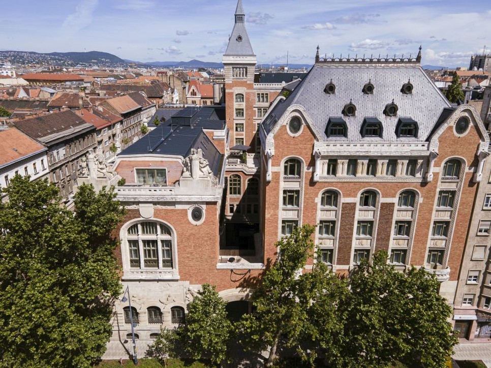 A Kozmo Hotel Budapest egy lenyűgöző, gyönyörűen felújított épületben kapott helyet