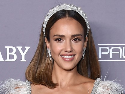 Jessica Alba totál túlzásba esett a vörös szőnyegen, de az összhatás mégis pompás