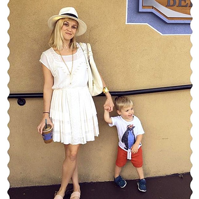 Reese Witherspoonról és aranyos kisfiáról, Tennesseről egy családi nyaraláson, New Orleans utcáin készült ez a kép. Hát nem cukik?