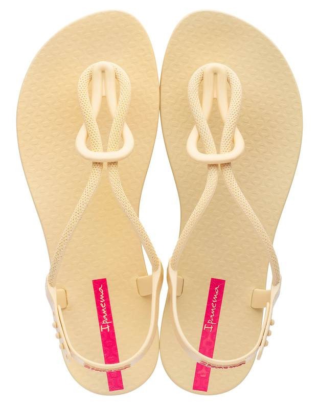 A rugalmas, tartós anyaga miatt nagyon kényelmes ez a szandál és a görög szandálokat idézi. Fürfőruhával, de egy nyári ruhával is istenien fest. Ipanema Trendy Sandal 9990 HUF