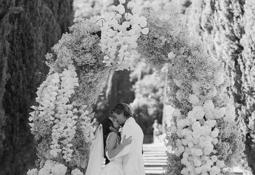 Millie Bobby Brown ámulatba ejtő fotókat mutatott az esküvőjéről: hetekig titkolózott a Stranger Things sztárja, most mindent elénk tárt