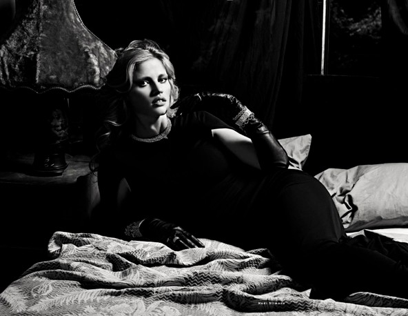 Lara Stone dögös domborítással hangolódott az anyaságra