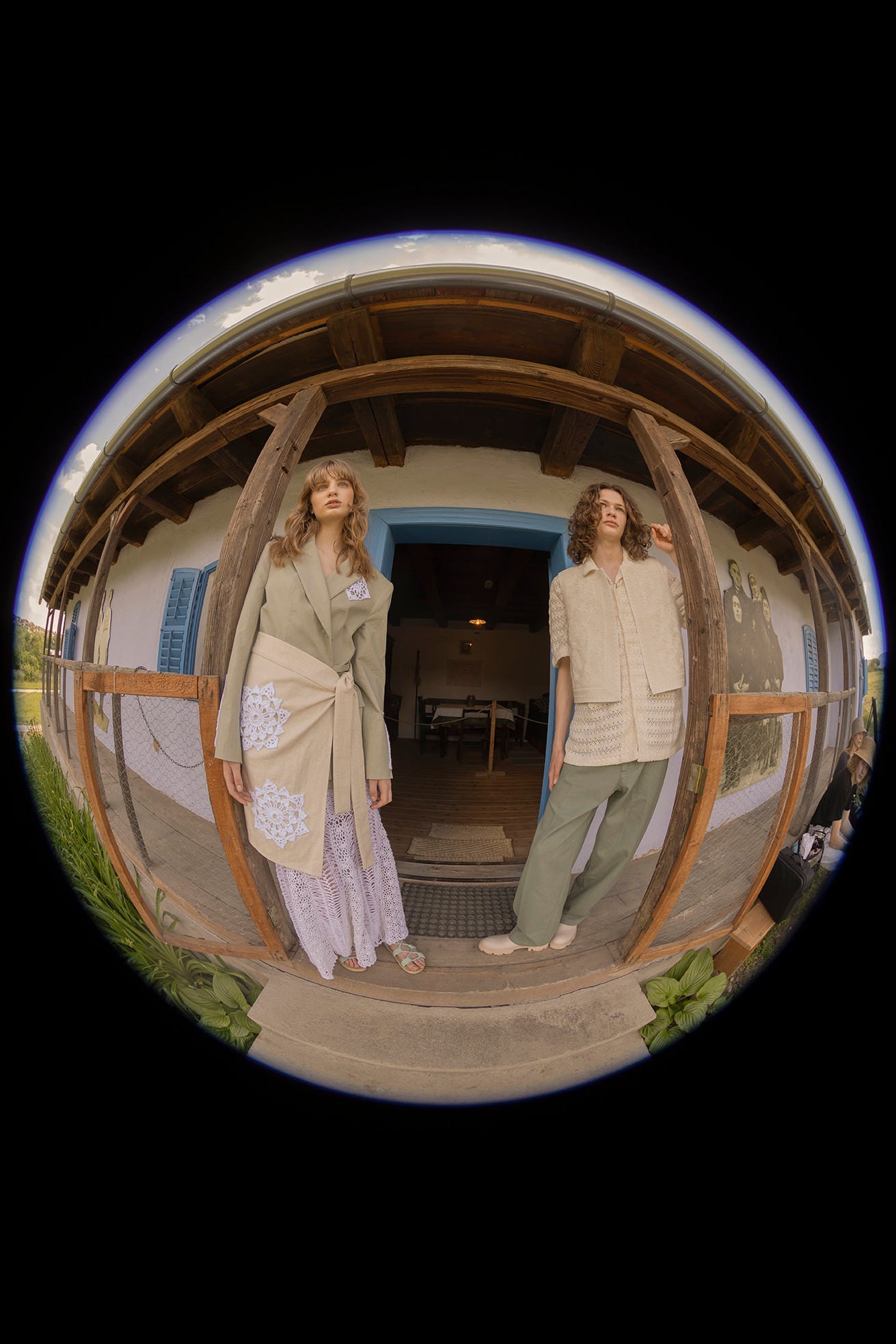 Női ruhadarabok: Sophiaron/ Nora Szarka, Horgolt részletek: Maren Művek/Sellyei Mária Laura, Férfi ruhadarabok: Sophiaron/Nora Szarka és Zara