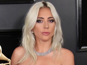 Lady Gaga hihetetlen ruhában vezeti fel az év divatgáláját