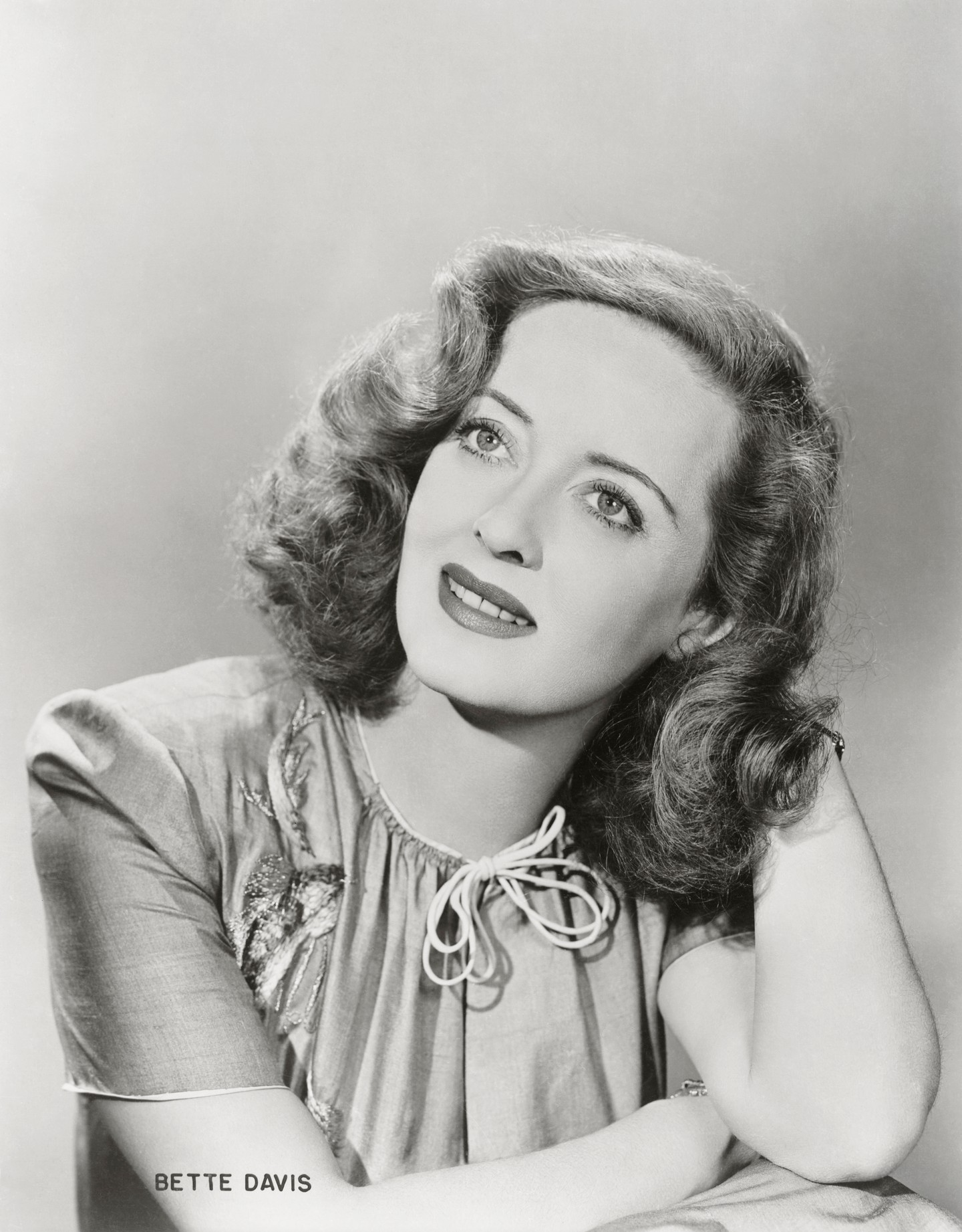 Kos - Bette Davis - Akárcsak a kétszeres Oscar-díjas amerikai színésznő Bette Davis, a Kos aszcendensűek merészek és magabiztosak. Nem véletlen íródott az művésznő kinézetéről a 80-as évek beli sláger,  ‘Bette Davis Eyes’ címmel. Aki ezzel a jeggyel rendelkezik, biztosan nem hátrál meg az extrább stílusok kipróbálásától. Pixie cut vagy egy rövid bob, esetleg tüzes színek, mint a rézvörös vagy meggybarna mind jöhet! Ha pedig csak valami stylingra vágysz, egy szoros konty vagy egy sikkes feltűzés biztosan ínyedre lesz.
