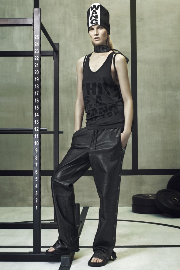 Sapka 6990 Ft Atléta 8990 Ft Bőrnadrág 69 990 Ft Napszemüveg + pánt 8990 Ft Bőr papucs 17 990 Ft 