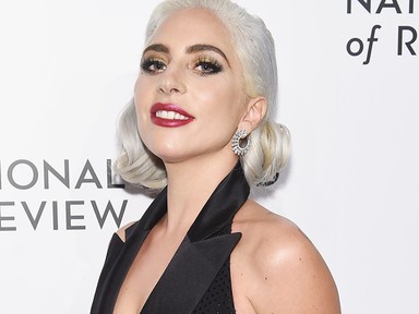 Lady Gaga egy madarat is vitt magával a vörös szőnyegre