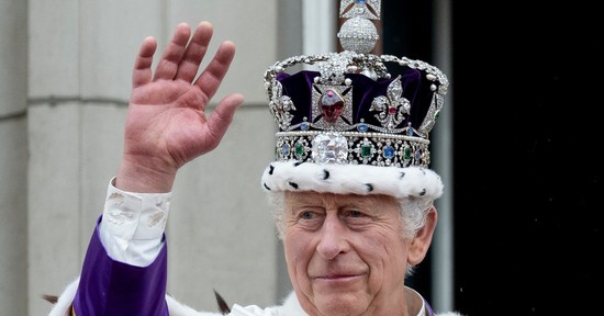 Brutálisan nehéz koronát visel Károly király, itt a pontos súly