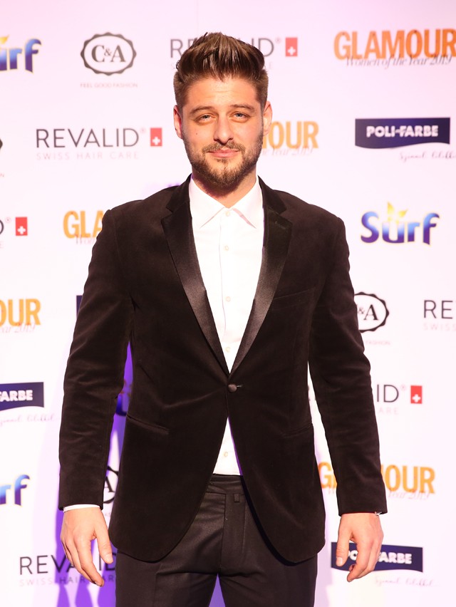 Baronits Gábor nem hiába nyerte el korábban a legstílusosabb pasi címet, jó ez a bársonyzakó.