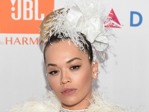 Rita Ora és a leszakadt függöny esete