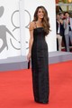 Amal Clooney egy egyszerű, klasszikusan elegáns, fekete Tom Ford estélyiben ragyogott, amit Haider Ackermann tervezett.