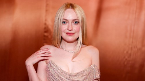 Dakota Fanning áttetsző ruhában villantott mellbimbót, csak úgy árad belőle a felszabadultság