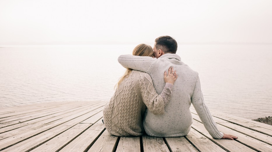 Legjobb, ha nem igazán hagyod, hogy a társadalmi kényszerítések befolyásolják a párválasztásod, ugyanis tényleg nem azon múlik egy sikeres kapcsolat, hogy ki hány éves