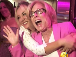 Kaley Cuoco lánybúcsúján nagyon elszabadult a buli!