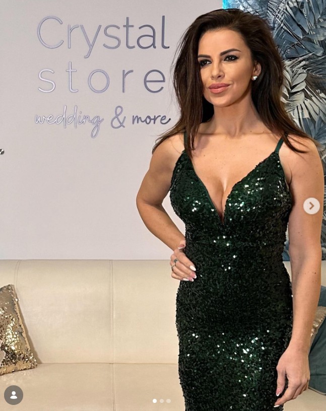 Ebben a méregzöld, testhez simuló, csillámló estélyiben bárhová is menne, óriási feltűnést keltene.