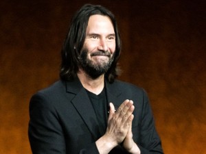 Keanu Reeves félmeztelenül élvezi a hajókázást, és nem is akárhol
