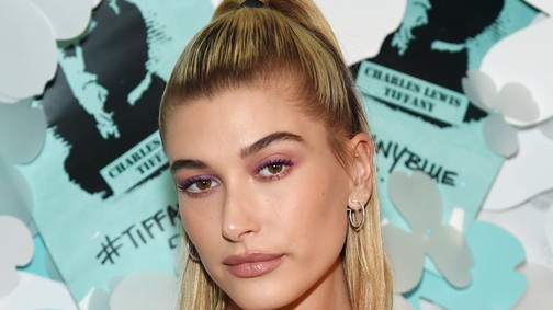 Hailey Baldwin apró fehér ruhája a nyár kötelező kelléke