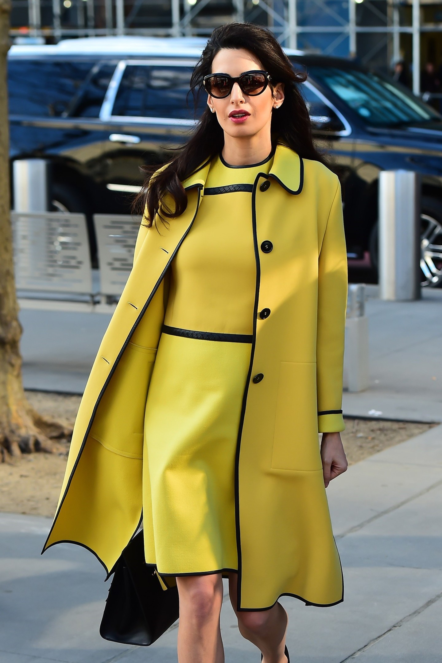 2017 - Amal Clooney Bottega Veneta összeállításban érkezett meg az ENSZ New Yorki központjába. Bár élénksárga együttese minden bizonnyal felkeltette a figyelmet, Amal beszéde volt igazán figyelemre méltó, amely az ISIS által elkövetett háborús bűnök kivizsgálására buzdította a szervezetet.