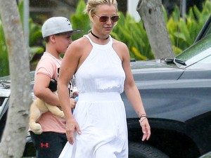 Britney Spears bomba alakját hófehér bikiniben mutogatta Hawaiion