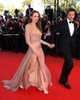 Angelina Jolie a 2009-es cannes-i filmfesztiválon egy áttetsző, bézs színű ruhában sétált a vörös szőnyegen, amely ismét egy szinte csípőig érő sliccel volt díszítve.