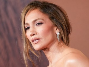 Jennifer Lopez dekoltázsától azonnal zavarba jössz, szűk felsője nem sok mindent takart