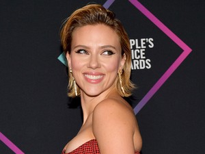 Hű, Scarlett Johansson nem kicsit polcolta fel a melleit