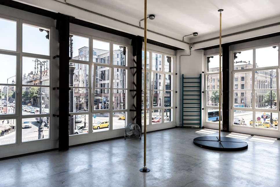 Az Astorián található exkluzív teremből a páratlan kilátás sem utolsó élmény, miközben mégis a mozgásé a főszerep