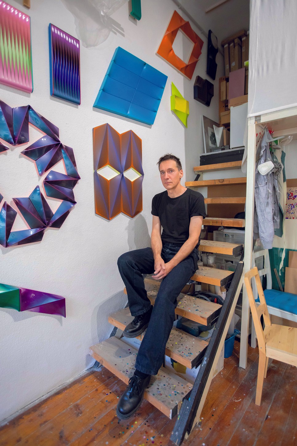 Forgó Árpád sokat merít az olyan szigorú és merev szabályokra alapuló tudományokból, mint a részecskefizika