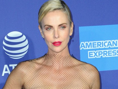 Charlize Theron a világ legkülönlegesebb neccruhájában egy igazi istennő