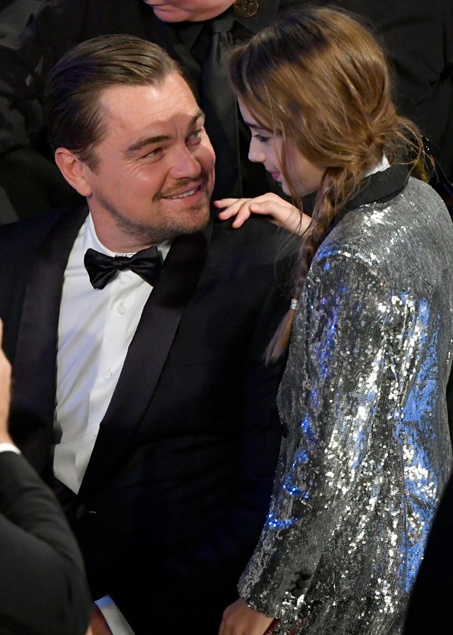 Leonardo DiCaprio és Julia Butters a SAG gálán beszélgetnek